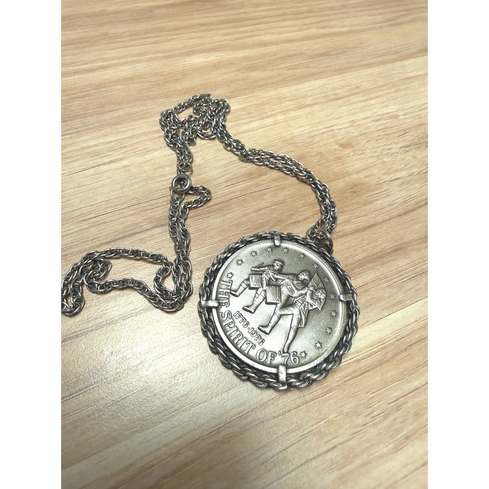Vintage Spirit of 76 US Bicentennial Coin Pendant Necklace Silver Tone 1976
